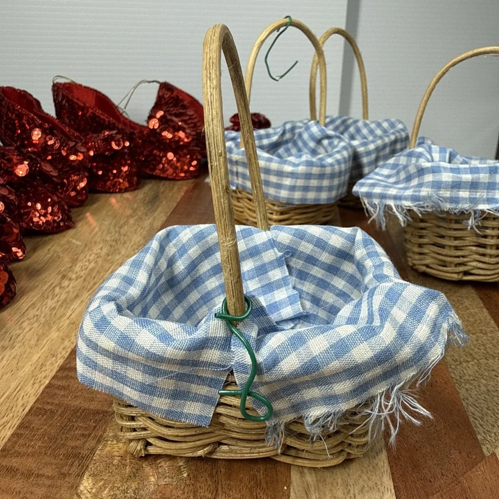 Wizard Of Oz (5) Wicker/Gingham Baskets & (8) Sequined Ruby Slippers Ornaments - Picture 5 of 12